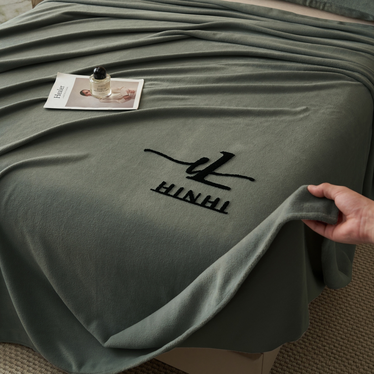 91家纺网 家纺一手货源 找家纺 早晨家纺 2025新款牛奶绒纯色毛巾绣暖绒床单 时尚-高级灰