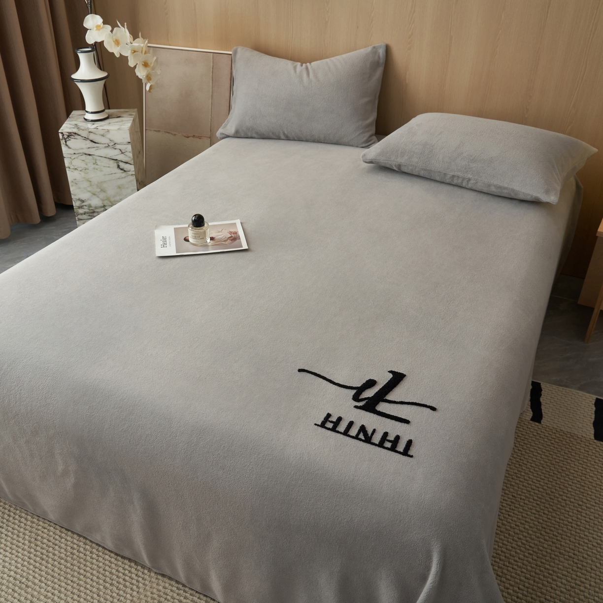 91家纺网 家纺一手货源 找家纺 早晨家纺 2025新款牛奶绒纯色毛巾绣暖绒床单 时尚-浅灰