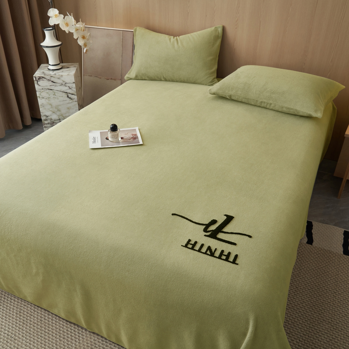 91家纺网 家纺一手货源 找家纺 早晨家纺 2025新款牛奶绒纯色毛巾绣暖绒床单 时尚-草绿