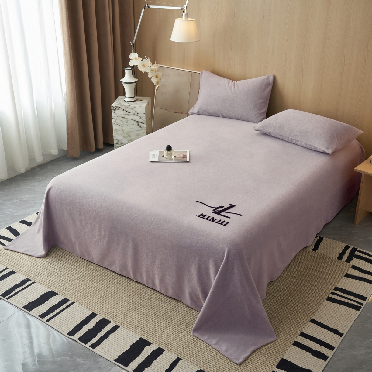 91家纺网 家纺一手货源 找家纺 早晨家纺 2025新款牛奶绒纯色毛巾绣暖绒床单 时尚-浅紫