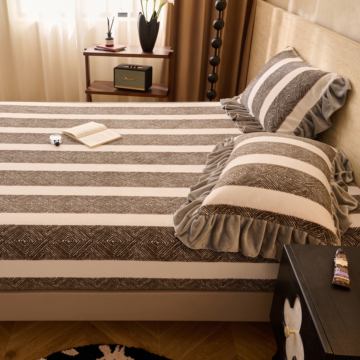 91家纺网 家纺一手货源 找家纺 早晨家纺 2025新款高克重牛奶绒烂花单床笠 棕韵格序