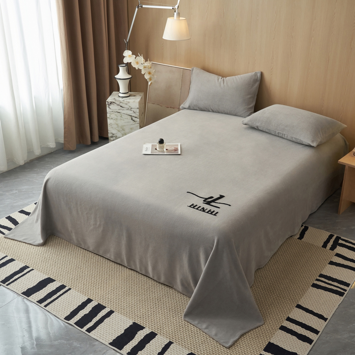 91家纺网 家纺一手货源 找家纺 早晨家纺 2025新款牛奶绒纯色毛巾绣暖绒床单 时尚-浅灰
