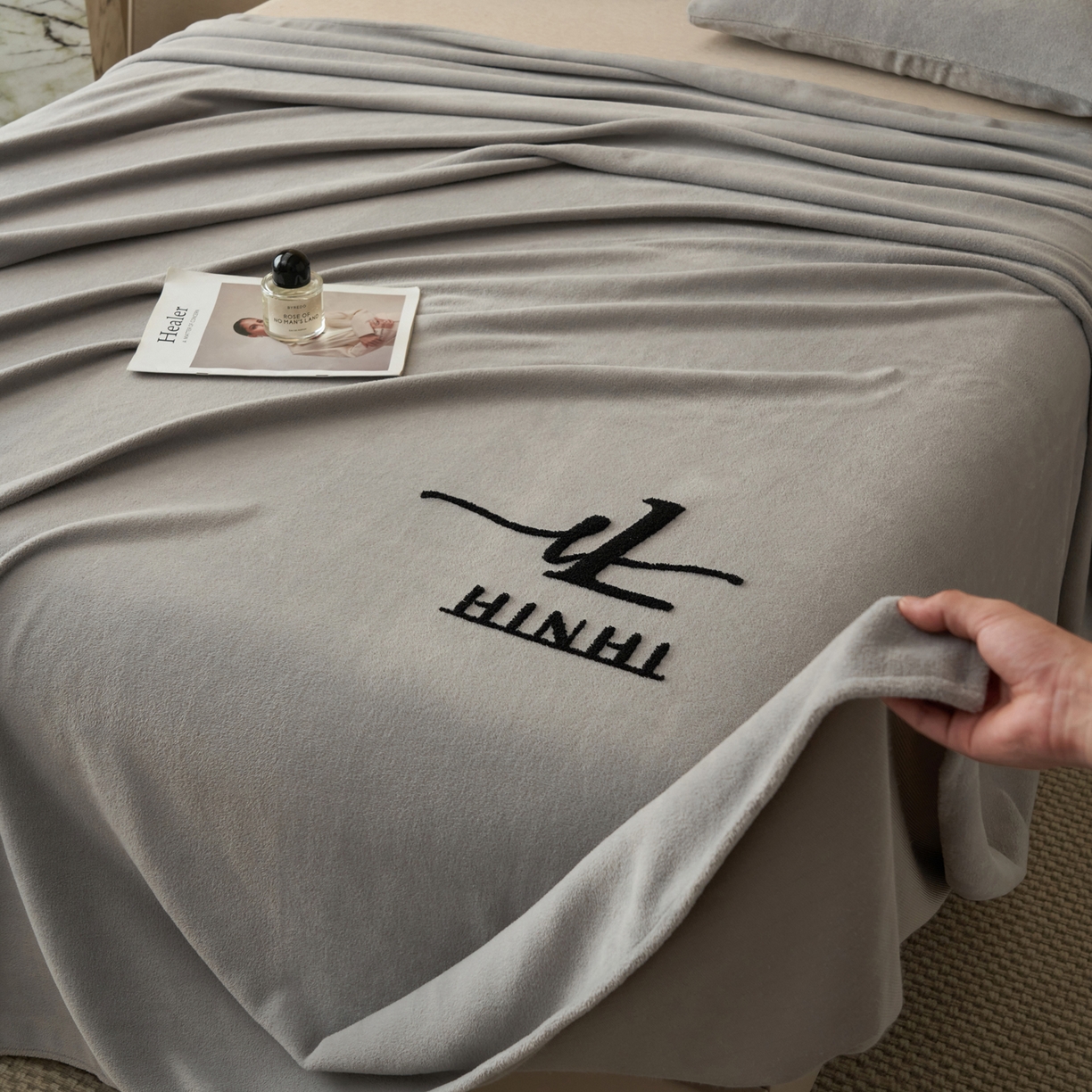 91家纺网 家纺一手货源 找家纺 早晨家纺 2025新款牛奶绒纯色毛巾绣暖绒床单 时尚-浅灰