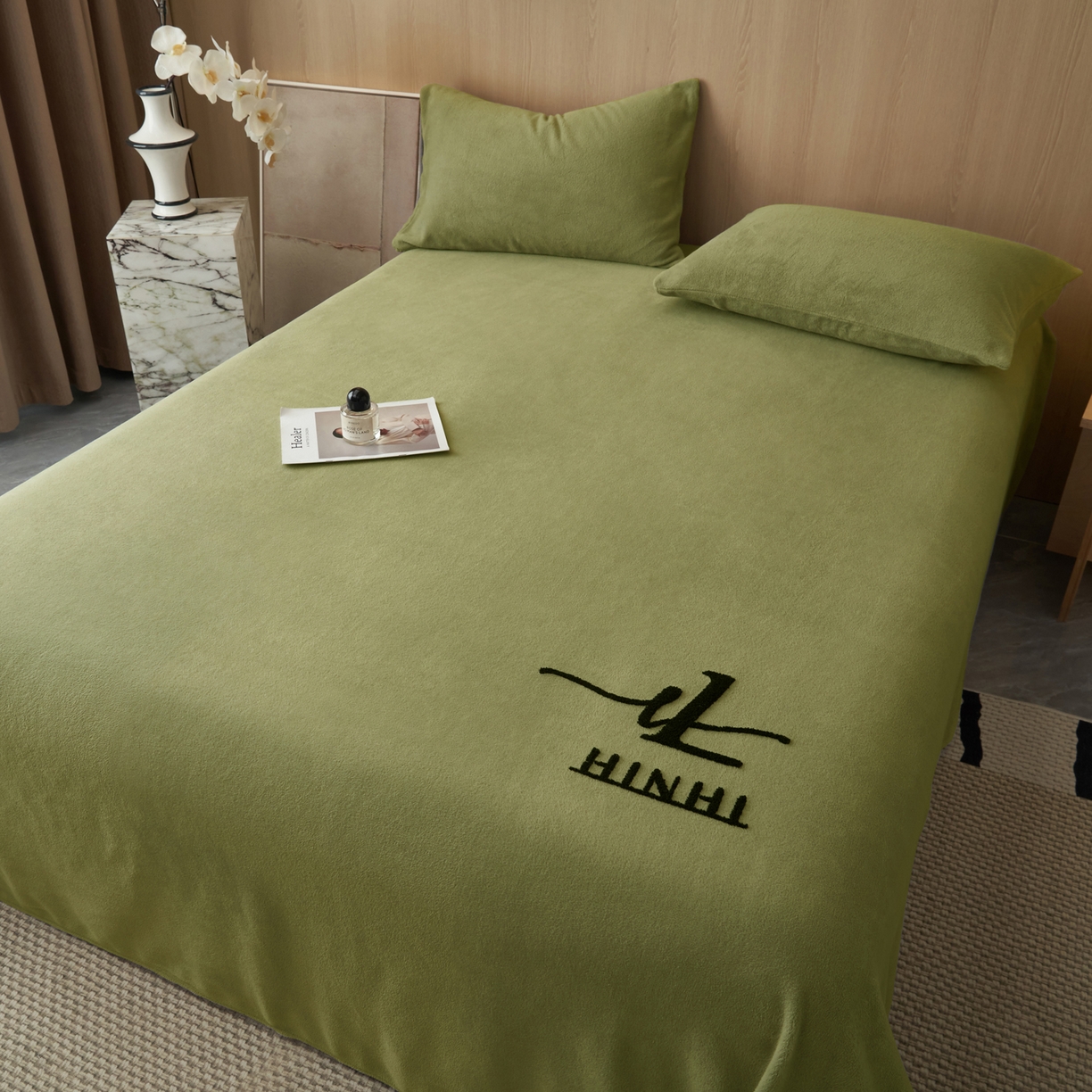 91家纺网 家纺一手货源 找家纺 早晨家纺 2025新款牛奶绒纯色毛巾绣暖绒床单 时尚-橄榄绿