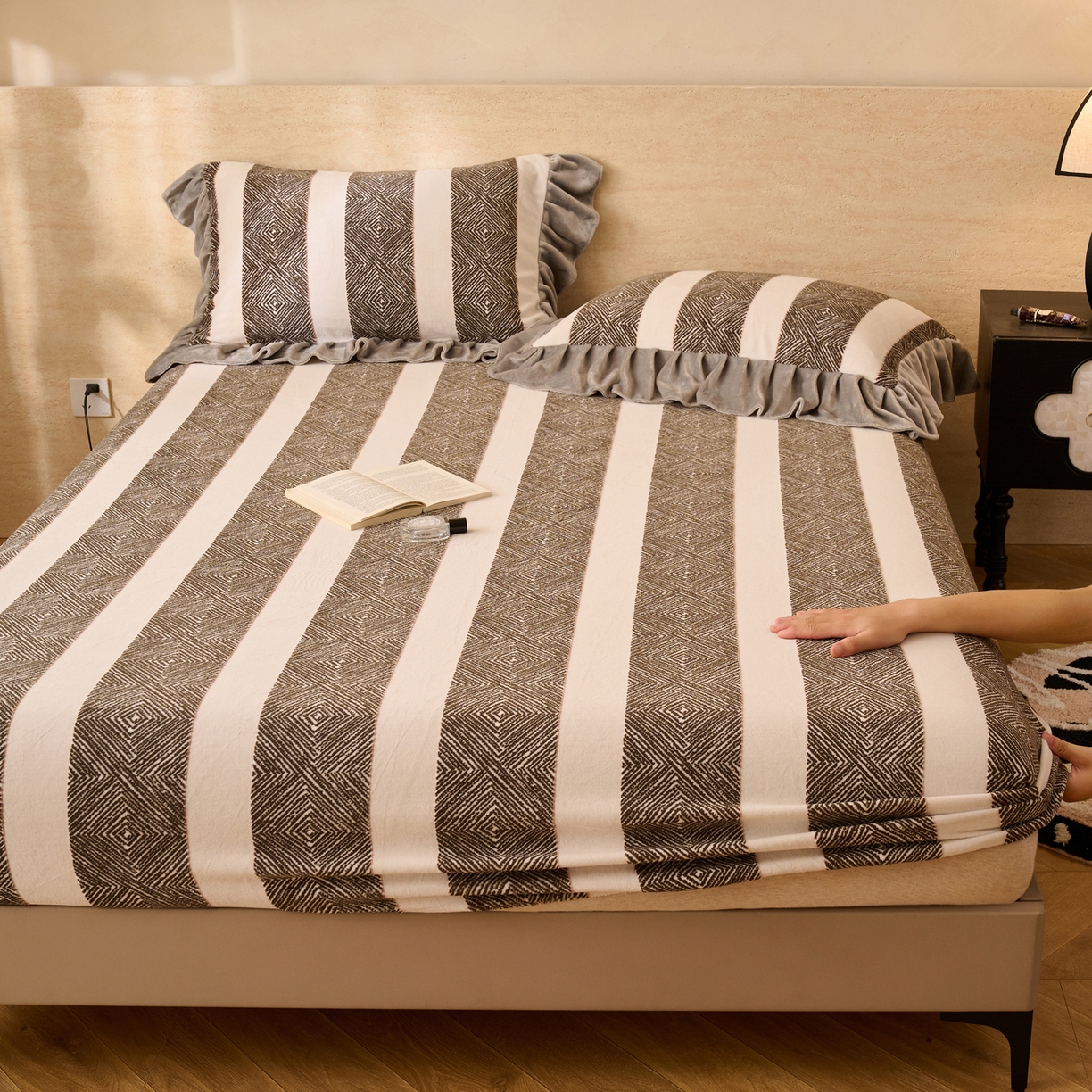 91家纺网 家纺一手货源 找家纺 早晨家纺 2025新款高克重牛奶绒烂花单床笠 棕韵格序