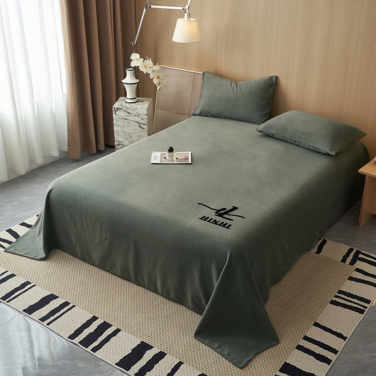 91家纺网 家纺一手货源 找家纺 早晨家纺 2025新款牛奶绒纯色毛巾绣暖绒床单 时尚-高级灰