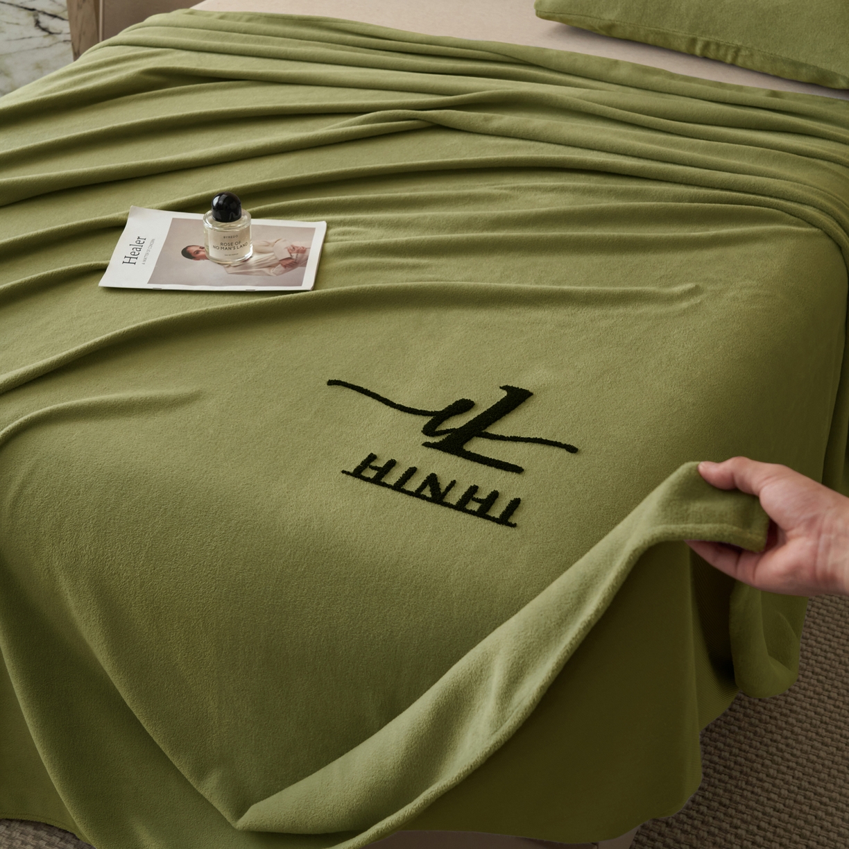 91家纺网 家纺一手货源 找家纺 早晨家纺 2025新款牛奶绒纯色毛巾绣暖绒床单 时尚-橄榄绿