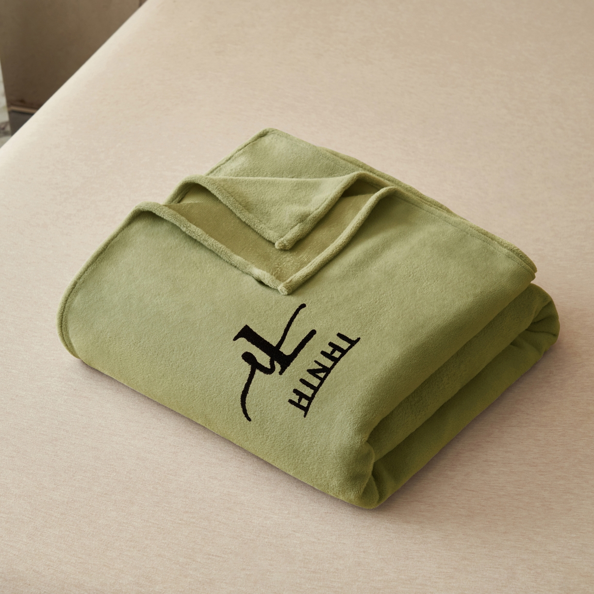 91家纺网 家纺一手货源 找家纺 早晨家纺 2025新款牛奶绒纯色毛巾绣暖绒床单 时尚-橄榄绿