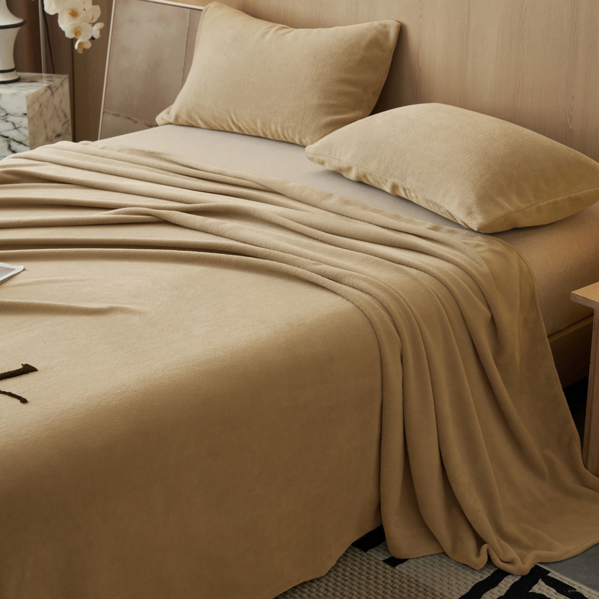 91家纺网 家纺一手货源 找家纺 早晨家纺 2025新款牛奶绒纯色毛巾绣暖绒床单 时尚-米驼