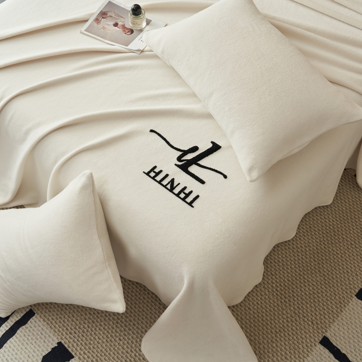 91家纺网 家纺一手货源 找家纺 早晨家纺 2025新款牛奶绒纯色毛巾绣暖绒床单 时尚-奶白