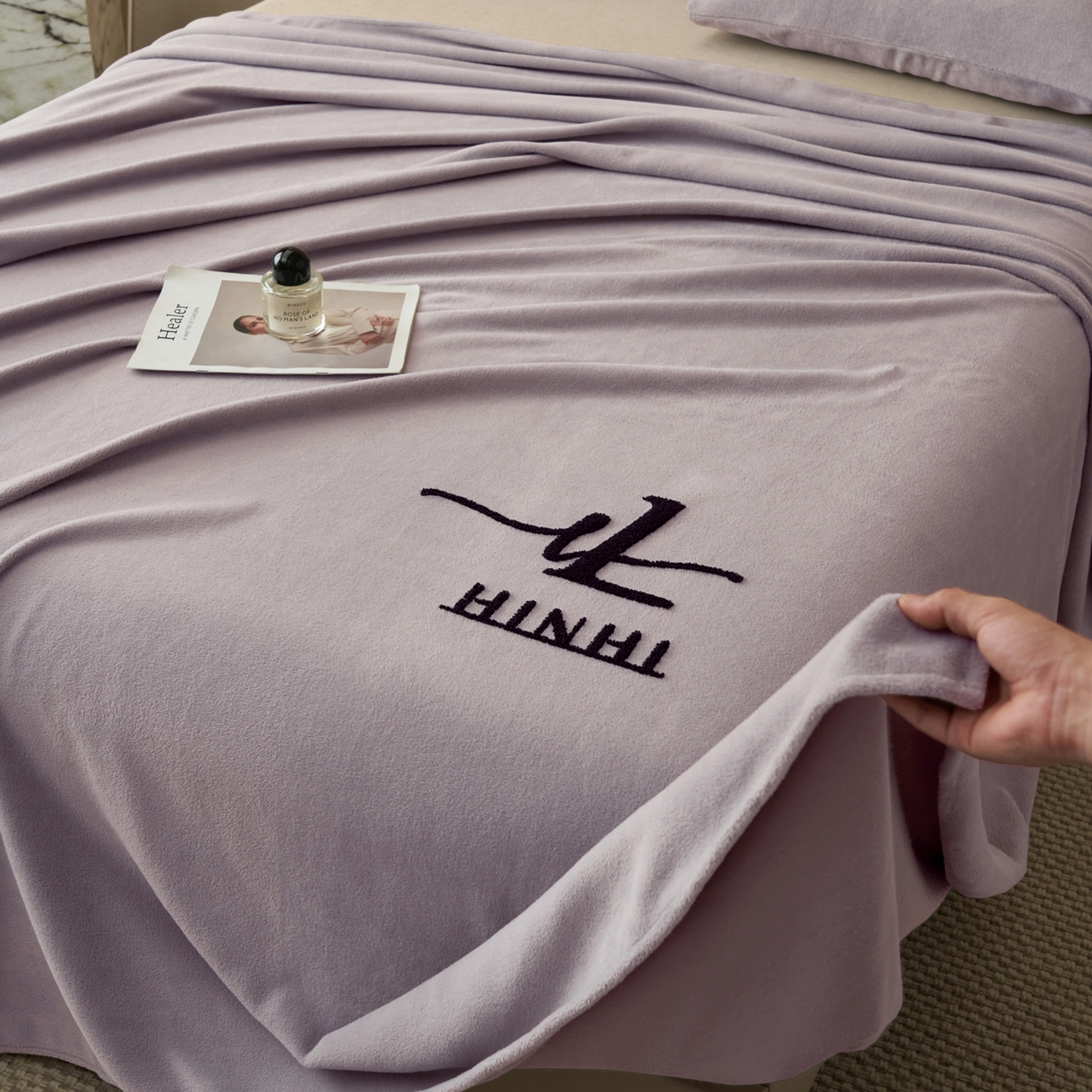 91家纺网 家纺一手货源 找家纺 早晨家纺 2025新款牛奶绒纯色毛巾绣暖绒床单 时尚-浅紫