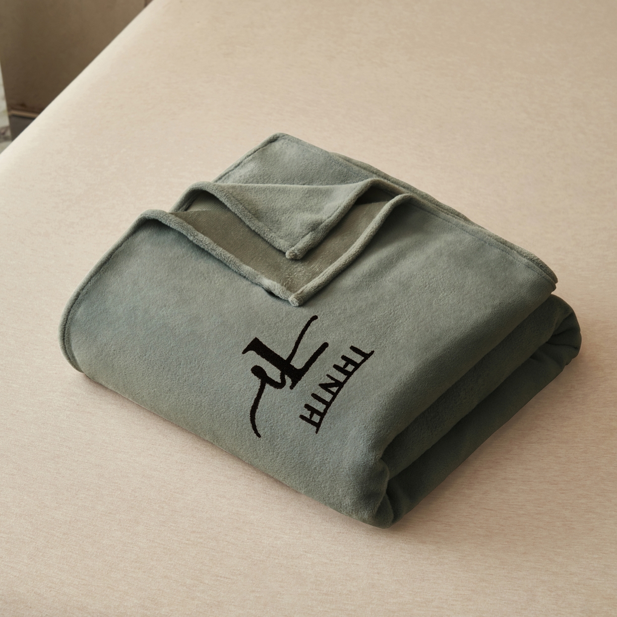 91家纺网 家纺一手货源 找家纺 早晨家纺 2025新款牛奶绒纯色毛巾绣暖绒床单 时尚-高级灰