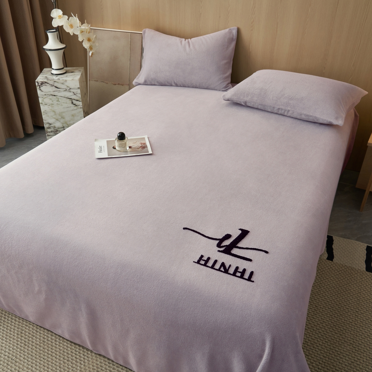 91家纺网 家纺一手货源 找家纺 早晨家纺 2025新款牛奶绒纯色毛巾绣暖绒床单 时尚-浅紫