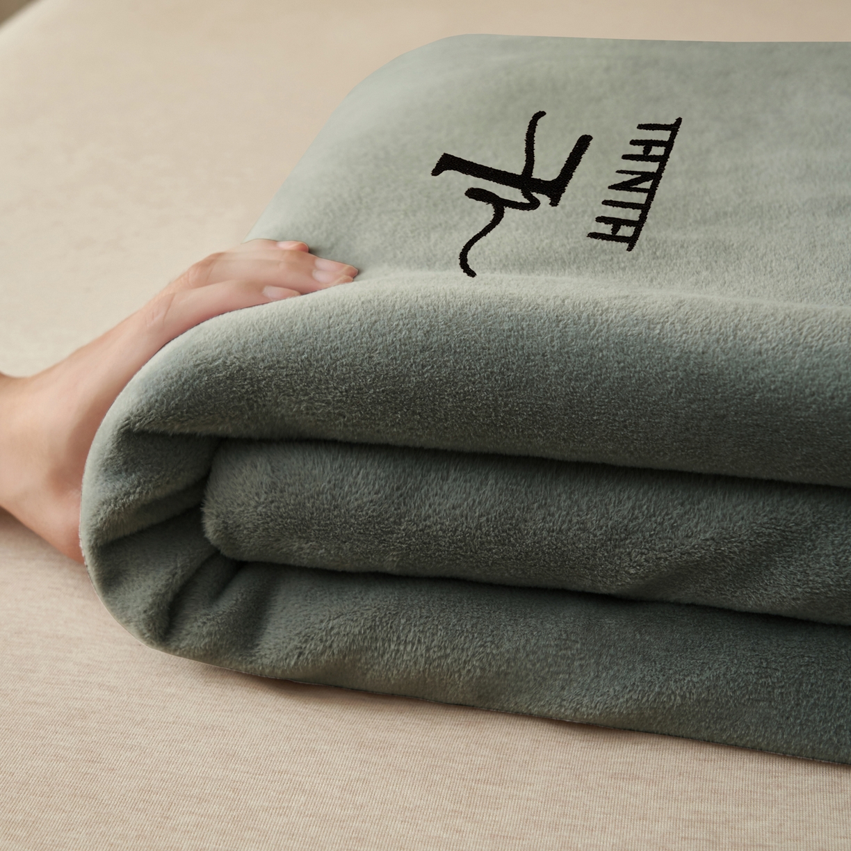 91家纺网 家纺一手货源 找家纺 早晨家纺 2025新款牛奶绒纯色毛巾绣暖绒床单 时尚-高级灰