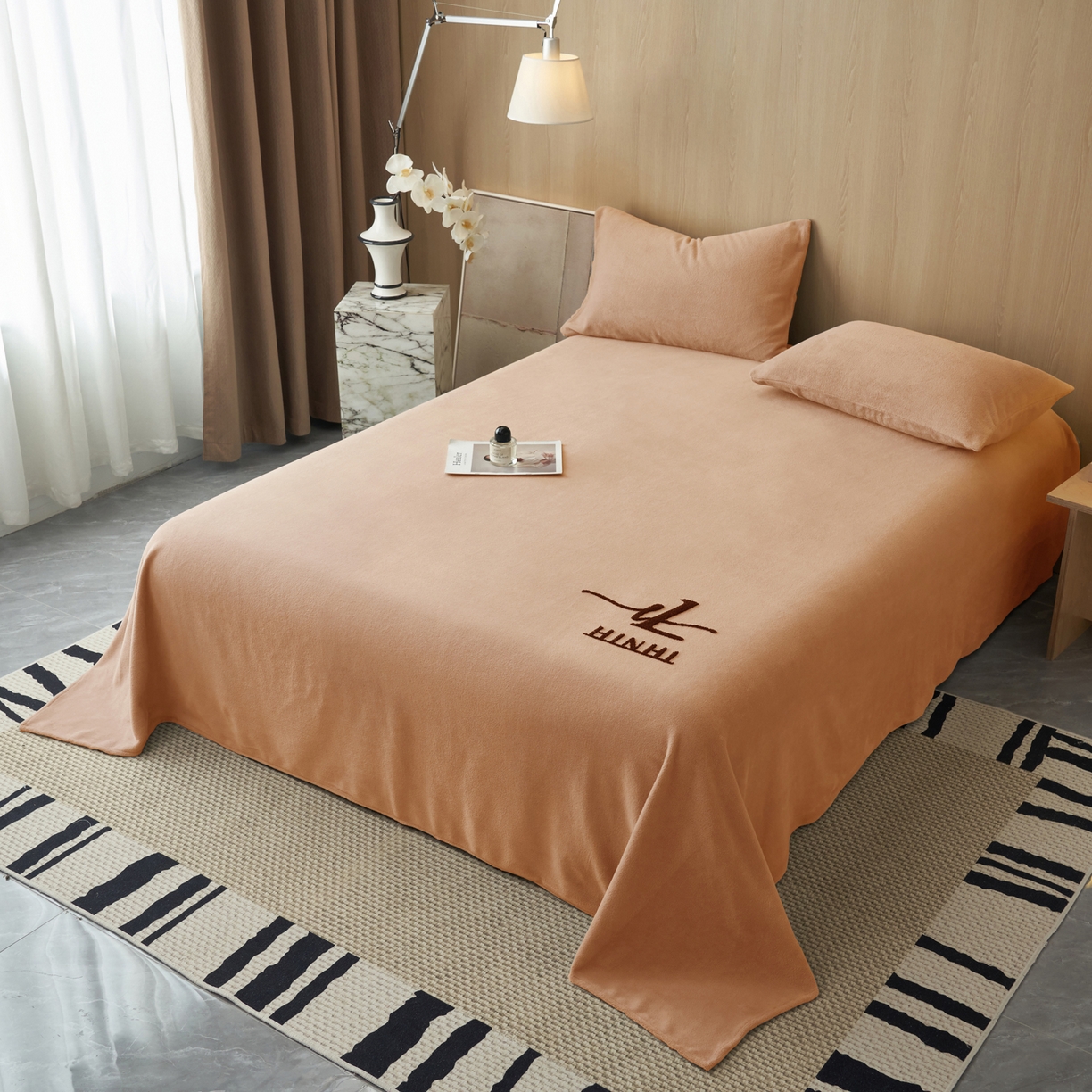 91家纺网 家纺一手货源 找家纺 早晨家纺 2025新款牛奶绒纯色毛巾绣暖绒床单 时尚-橘色