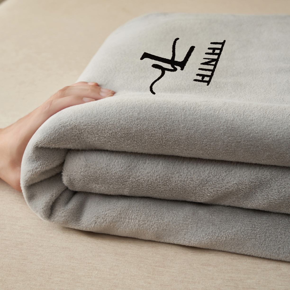91家纺网 家纺一手货源 找家纺 早晨家纺 2025新款牛奶绒纯色毛巾绣暖绒床单 时尚-浅灰