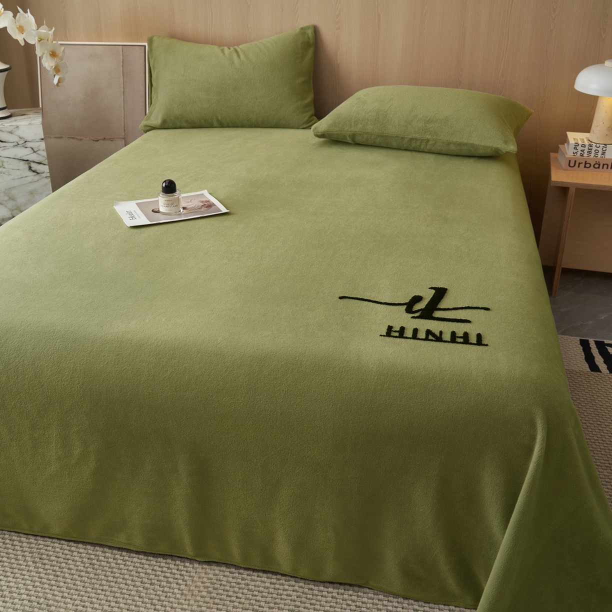 91家纺网 家纺一手货源 找家纺 早晨家纺 2025新款牛奶绒纯色毛巾绣暖绒床单 时尚-橄榄绿