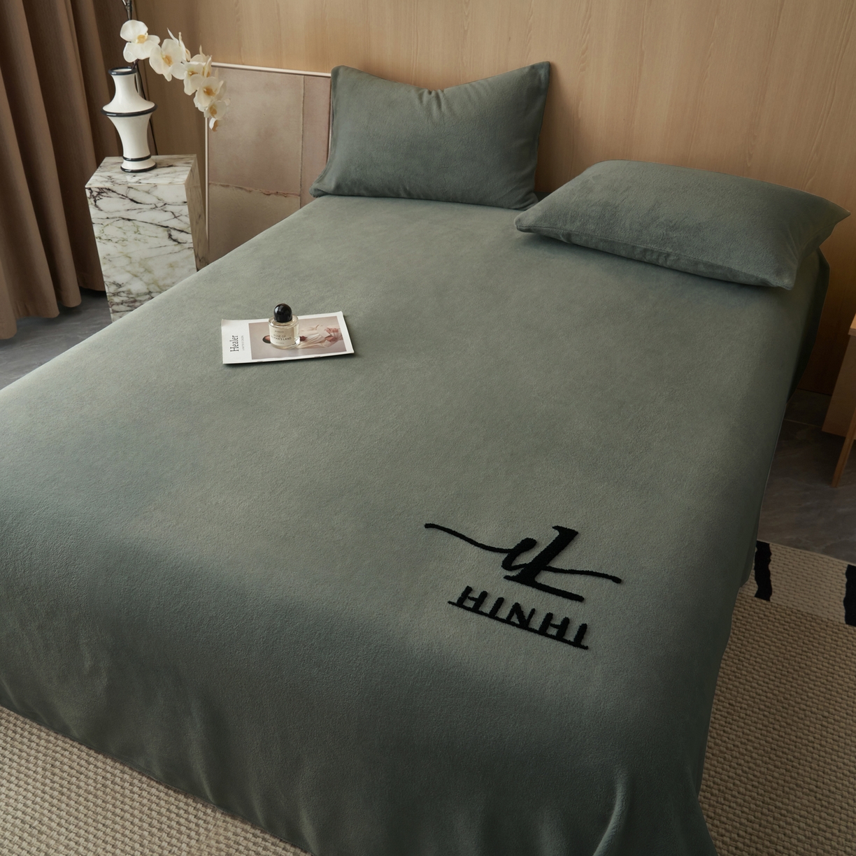 91家纺网 家纺一手货源 找家纺 早晨家纺 2025新款牛奶绒纯色毛巾绣暖绒床单 时尚-高级灰