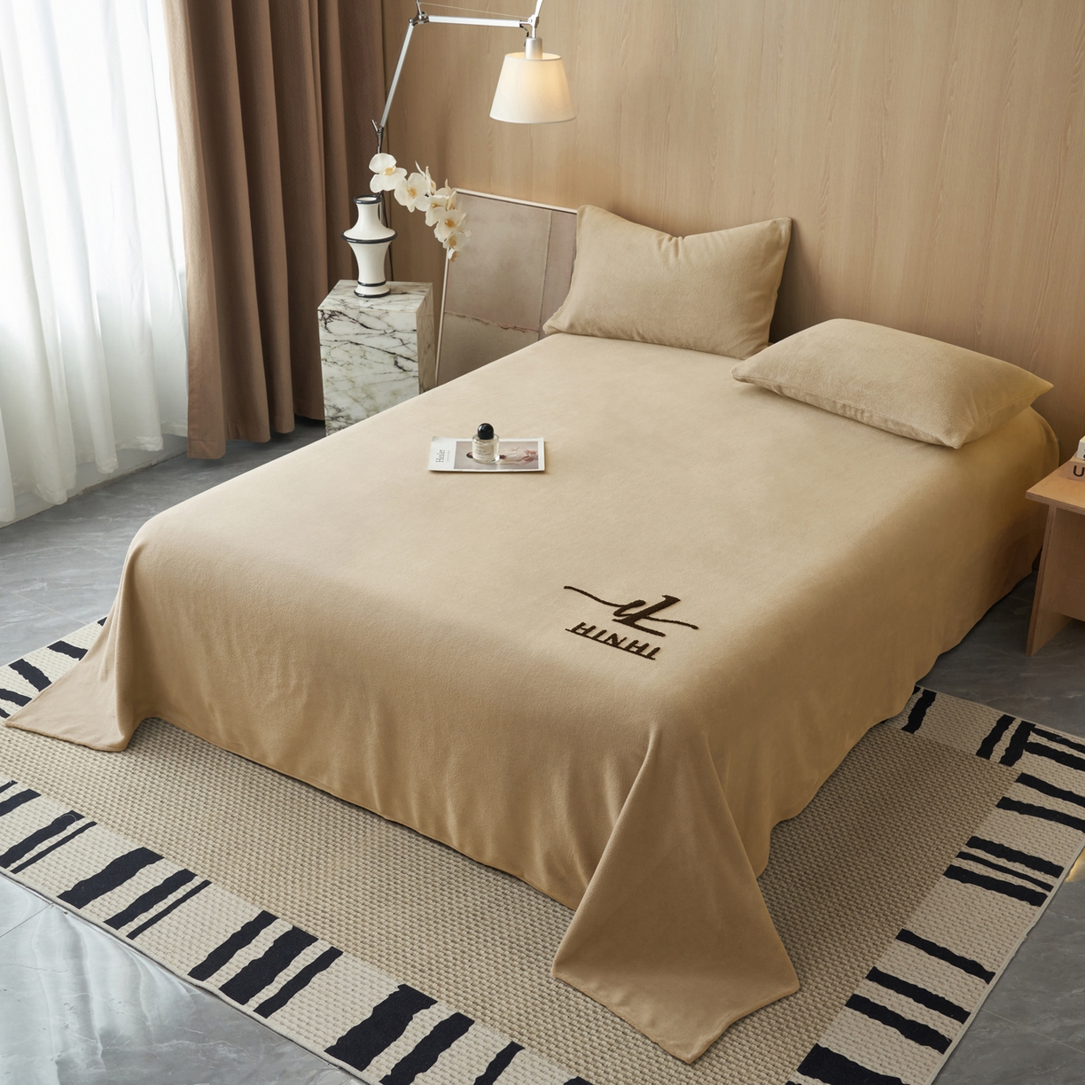 91家纺网 家纺一手货源 找家纺 早晨家纺 2025新款牛奶绒纯色毛巾绣暖绒床单 时尚-米驼