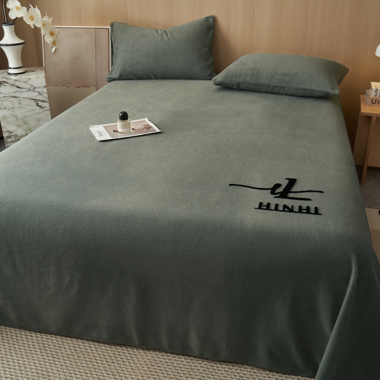 91家纺网 家纺一手货源 找家纺 早晨家纺 2025新款牛奶绒纯色毛巾绣暖绒床单 时尚-高级灰