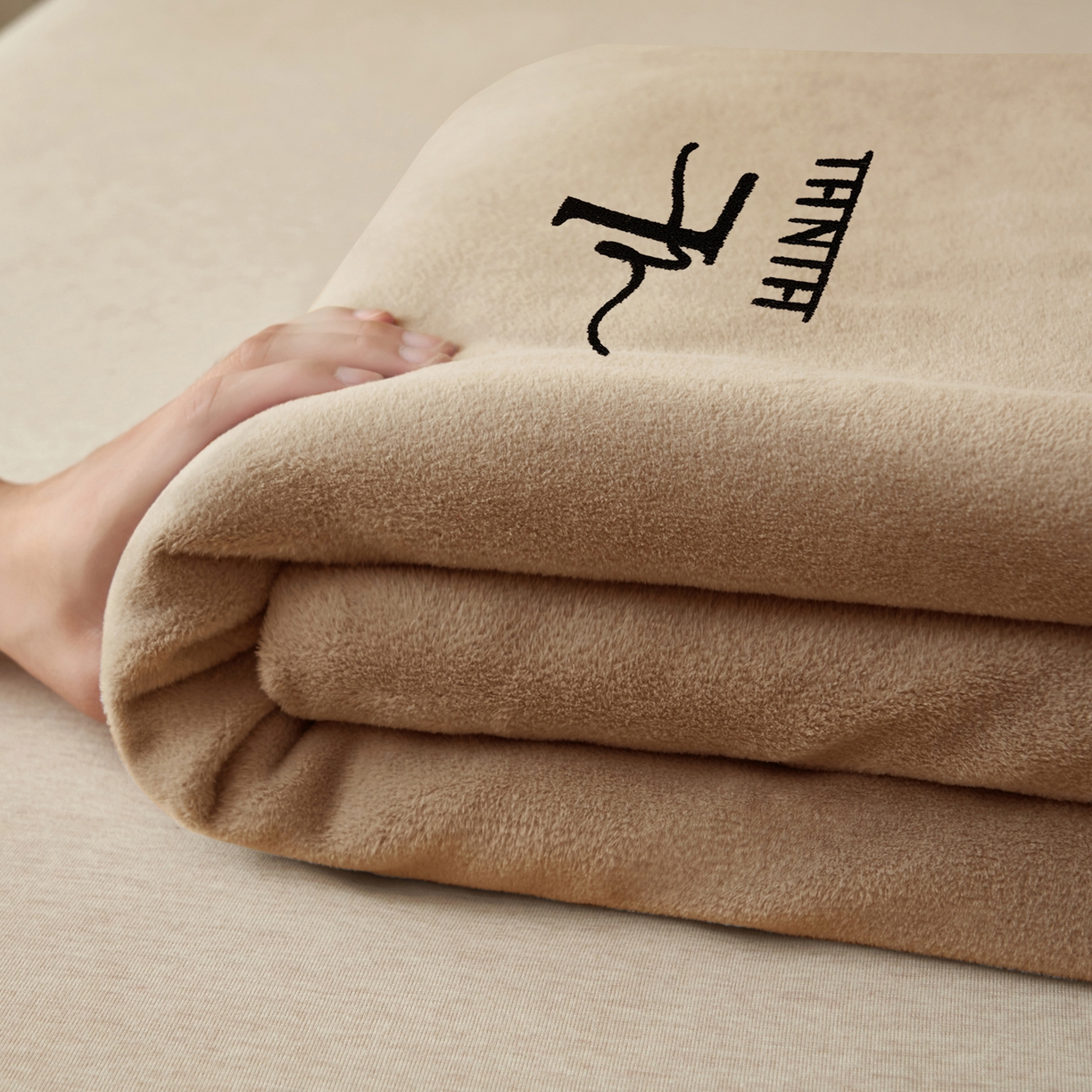 91家纺网 家纺一手货源 找家纺 早晨家纺 2025新款牛奶绒纯色毛巾绣暖绒床单 时尚-奶茶咖