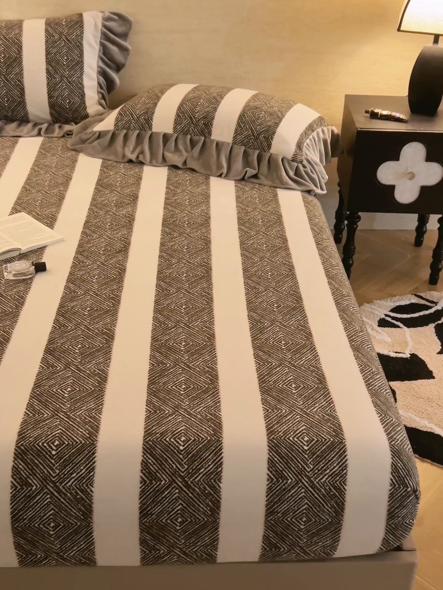 91家纺网 家纺一手货源 找家纺 早晨家纺 2025新款高克重牛奶绒烂花单床笠 棕韵格序