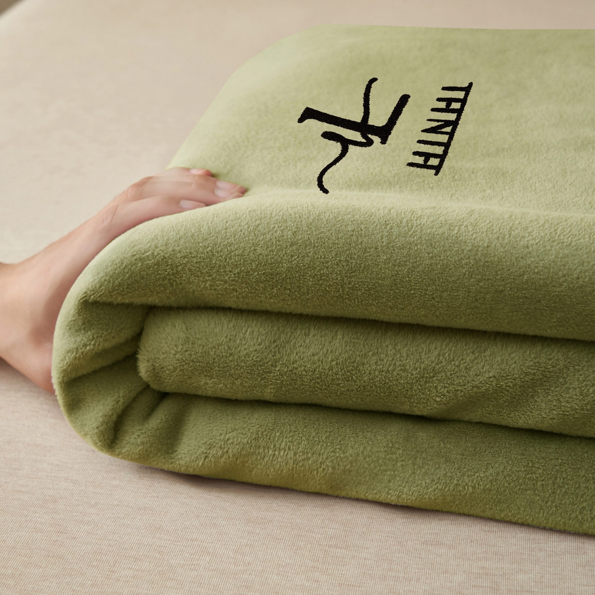 91家纺网 家纺一手货源 找家纺 早晨家纺 2025新款牛奶绒纯色毛巾绣暖绒床单 时尚-橄榄绿