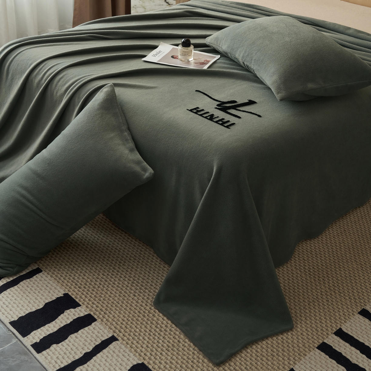 91家纺网 家纺一手货源 找家纺 早晨家纺 2025新款牛奶绒纯色毛巾绣暖绒床单 时尚-高级灰