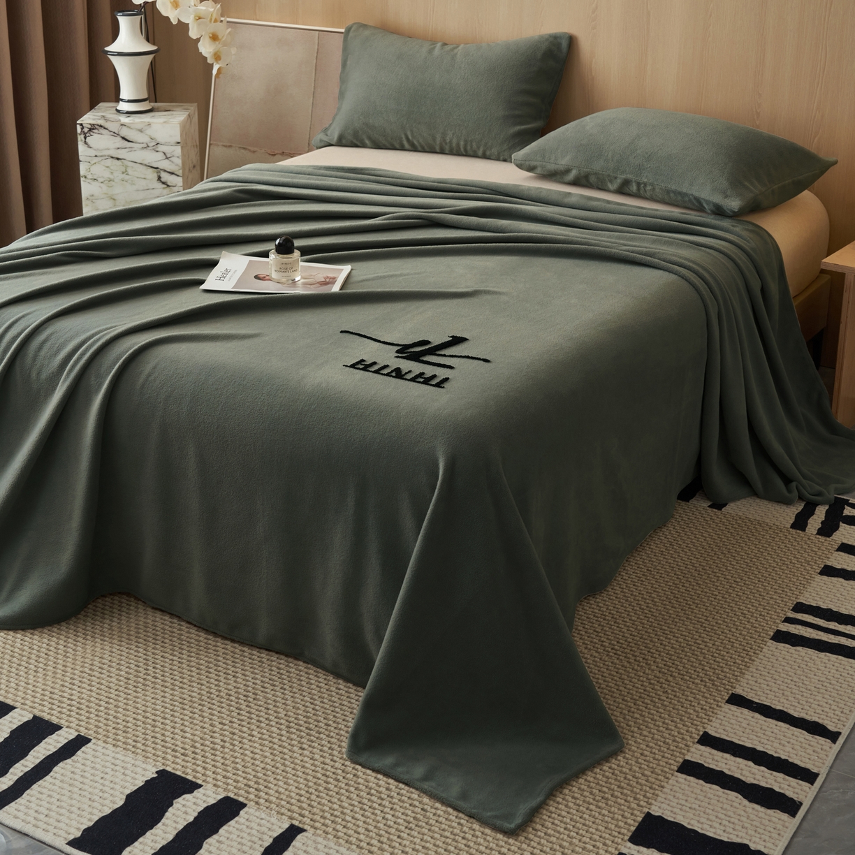 91家纺网 家纺一手货源 找家纺 早晨家纺 2025新款牛奶绒纯色毛巾绣暖绒床单 时尚-高级灰