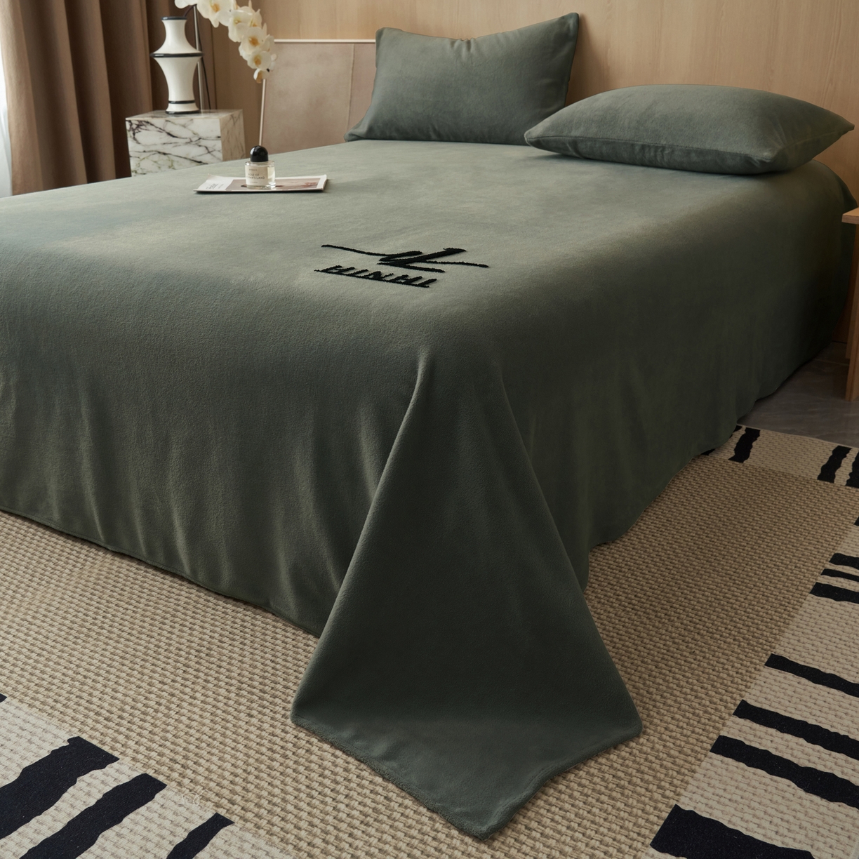 91家纺网 家纺一手货源 找家纺 早晨家纺 2025新款牛奶绒纯色毛巾绣暖绒床单 时尚-高级灰