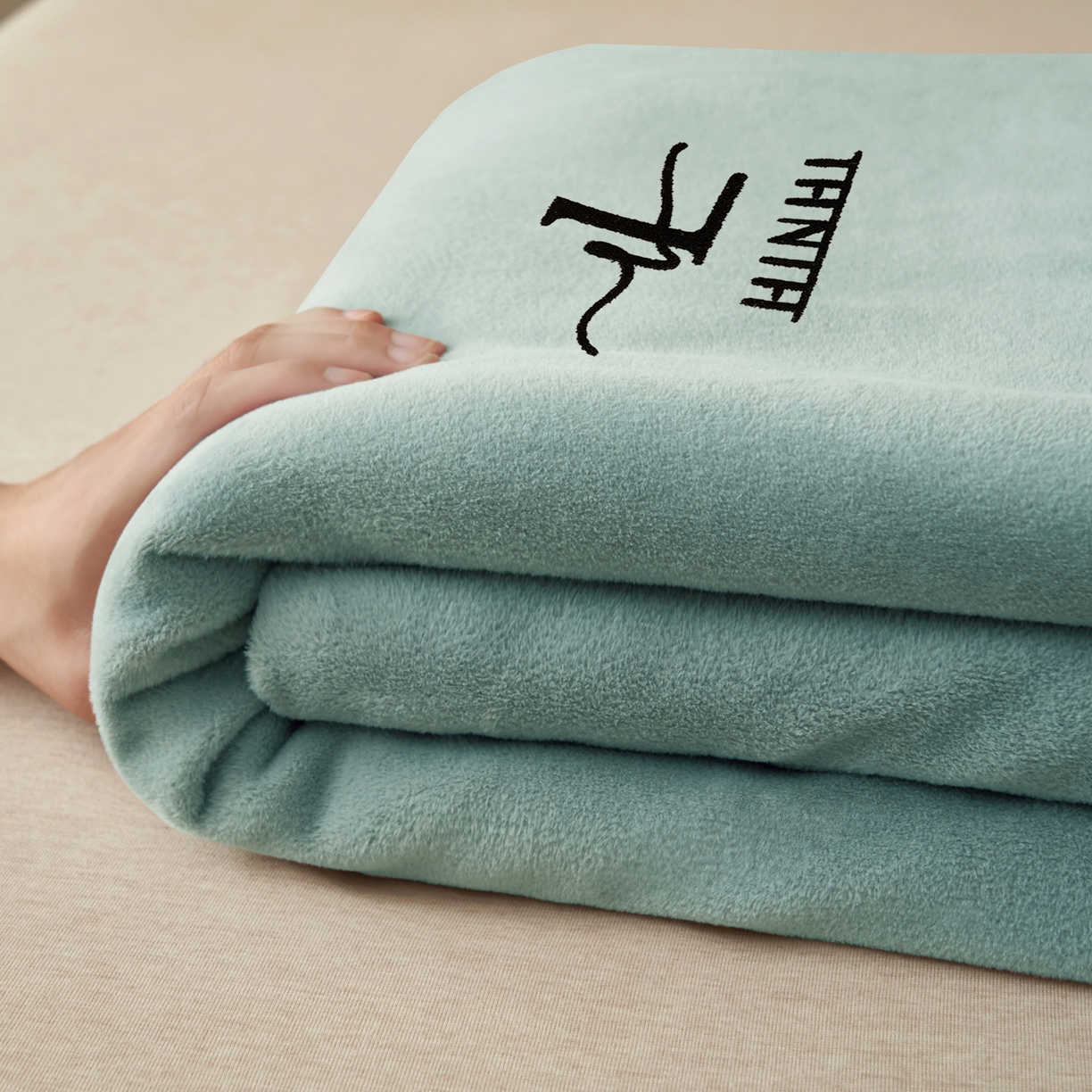 91家纺网 家纺一手货源 找家纺 早晨家纺 2025新款牛奶绒纯色毛巾绣暖绒床单 时尚-宾利蓝