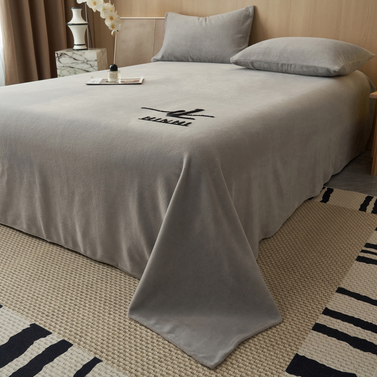 91家纺网 家纺一手货源 找家纺 早晨家纺 2025新款牛奶绒纯色毛巾绣暖绒床单 时尚-浅灰