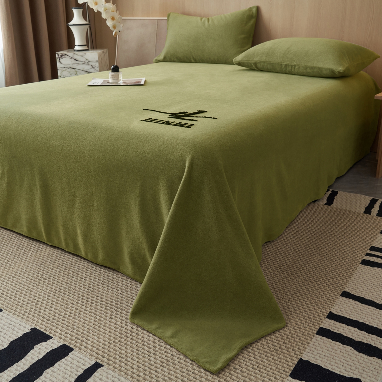 91家纺网 家纺一手货源 找家纺 早晨家纺 2025新款牛奶绒纯色毛巾绣暖绒床单 时尚-橄榄绿