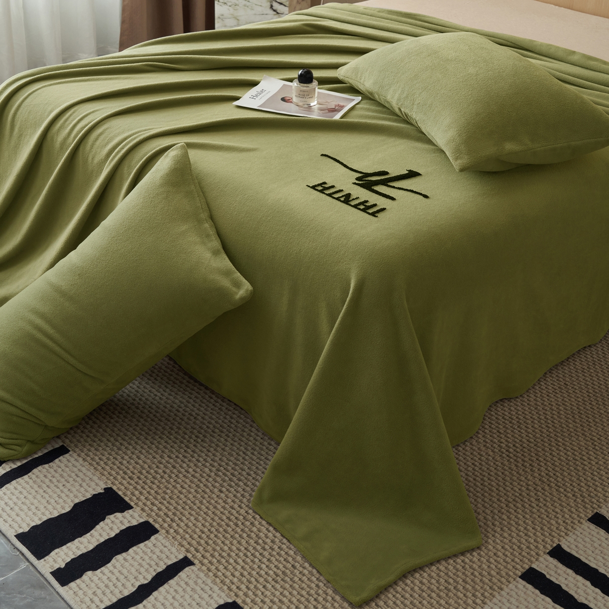 91家纺网 家纺一手货源 找家纺 早晨家纺 2025新款牛奶绒纯色毛巾绣暖绒床单 时尚-橄榄绿