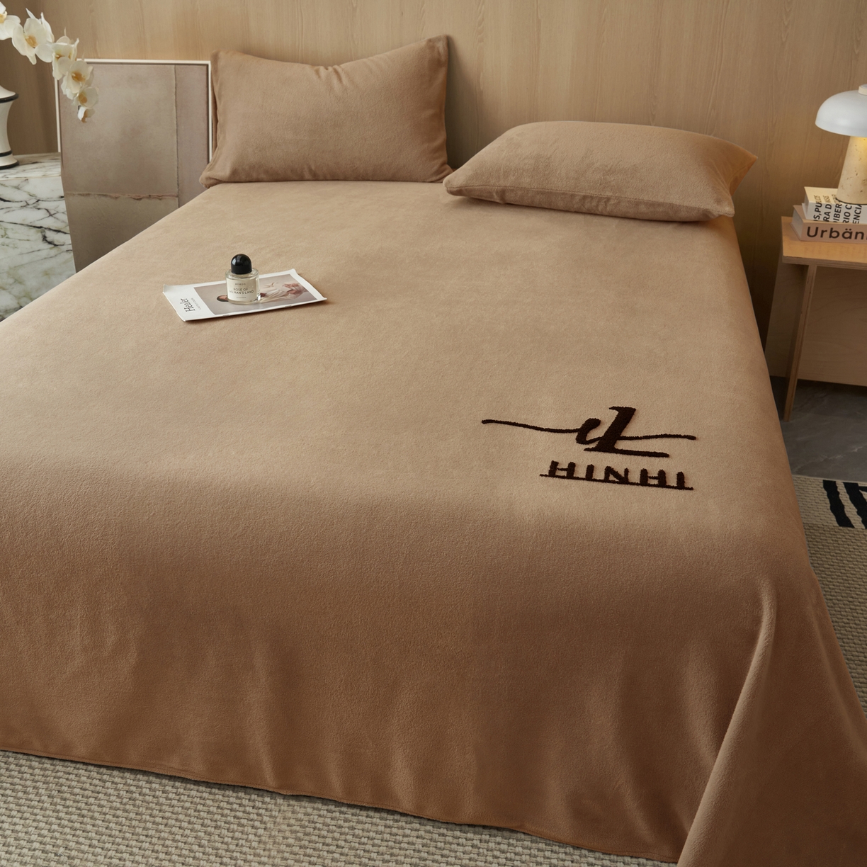 91家纺网 家纺一手货源 找家纺 早晨家纺 2025新款牛奶绒纯色毛巾绣暖绒床单 时尚-奶茶咖