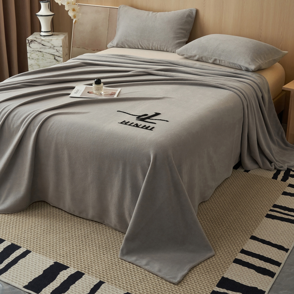 91家纺网 家纺一手货源 找家纺 早晨家纺 2025新款牛奶绒纯色毛巾绣暖绒床单 时尚-浅灰