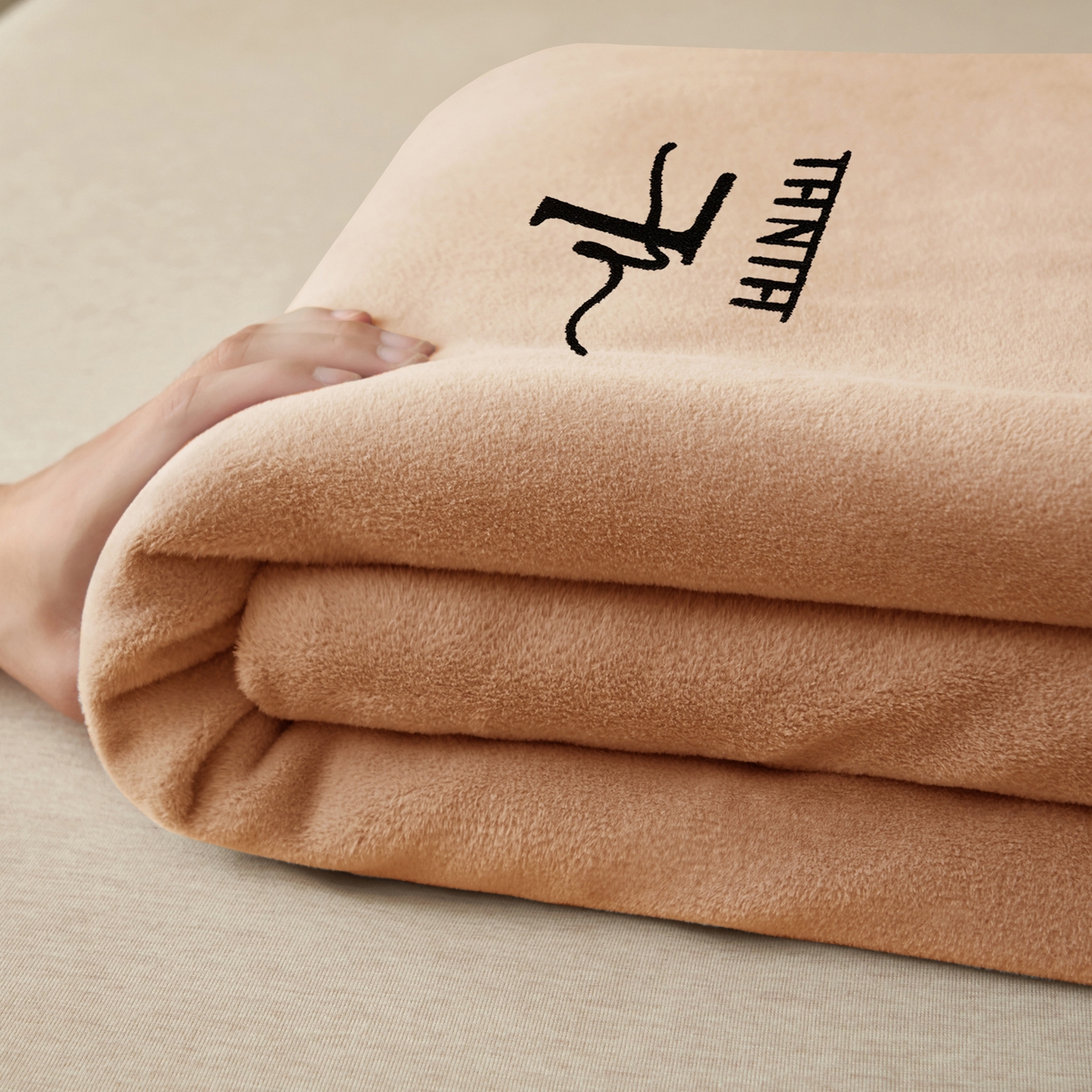 91家纺网 家纺一手货源 找家纺 早晨家纺 2025新款牛奶绒纯色毛巾绣暖绒床单 时尚-橘色