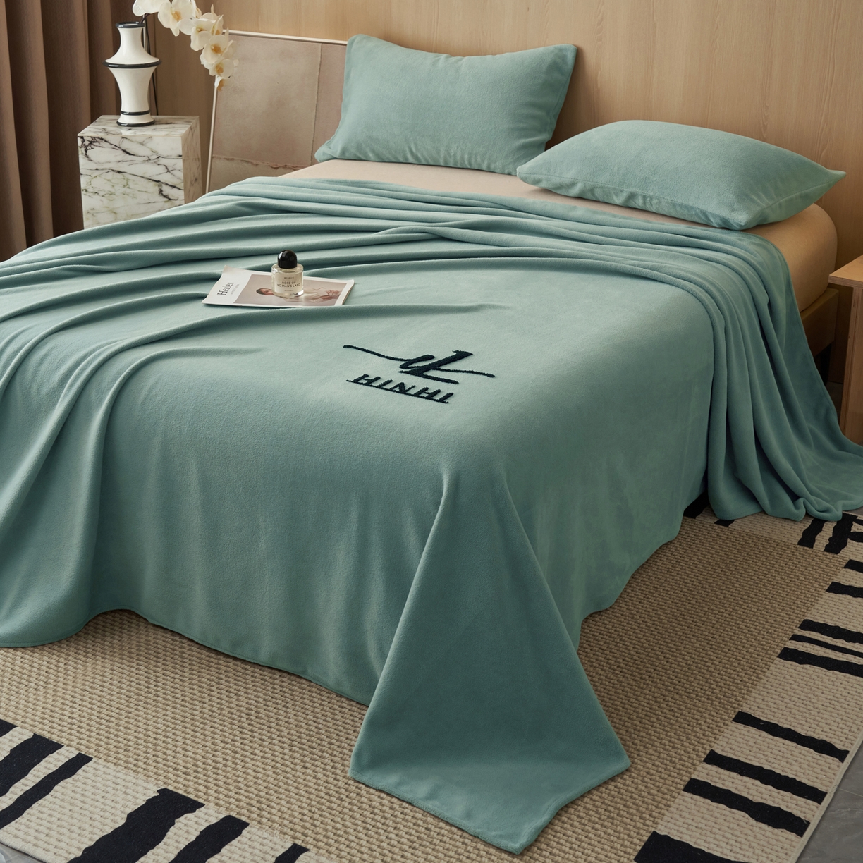 91家纺网 家纺一手货源 找家纺 早晨家纺 2025新款牛奶绒纯色毛巾绣暖绒床单 时尚-宾利蓝