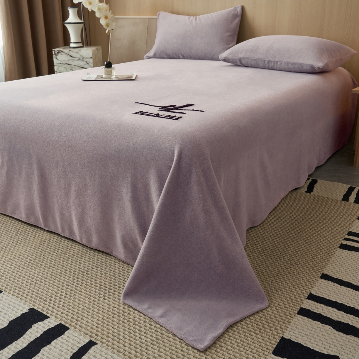91家纺网 家纺一手货源 找家纺 早晨家纺 2025新款牛奶绒纯色毛巾绣暖绒床单 时尚-浅紫