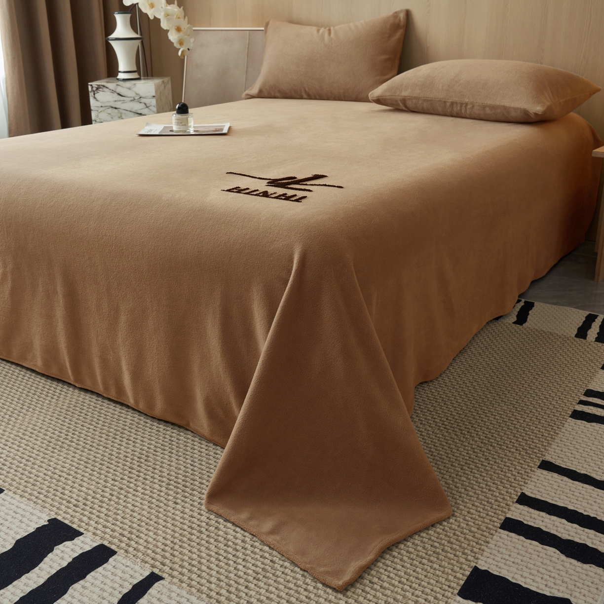 91家纺网 家纺一手货源 找家纺 早晨家纺 2025新款牛奶绒纯色毛巾绣暖绒床单 时尚-奶茶咖