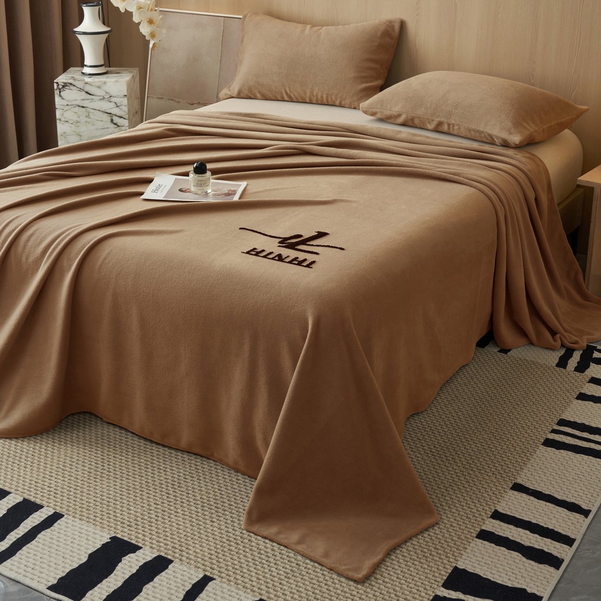 91家纺网 家纺一手货源 找家纺 早晨家纺 2025新款牛奶绒纯色毛巾绣暖绒床单 时尚-奶茶咖