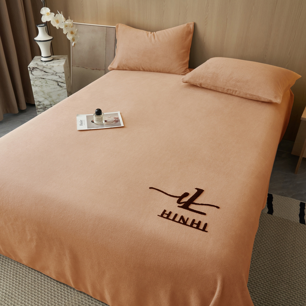 91家纺网 家纺一手货源 找家纺 早晨家纺 2025新款牛奶绒纯色毛巾绣暖绒床单 时尚-橘色