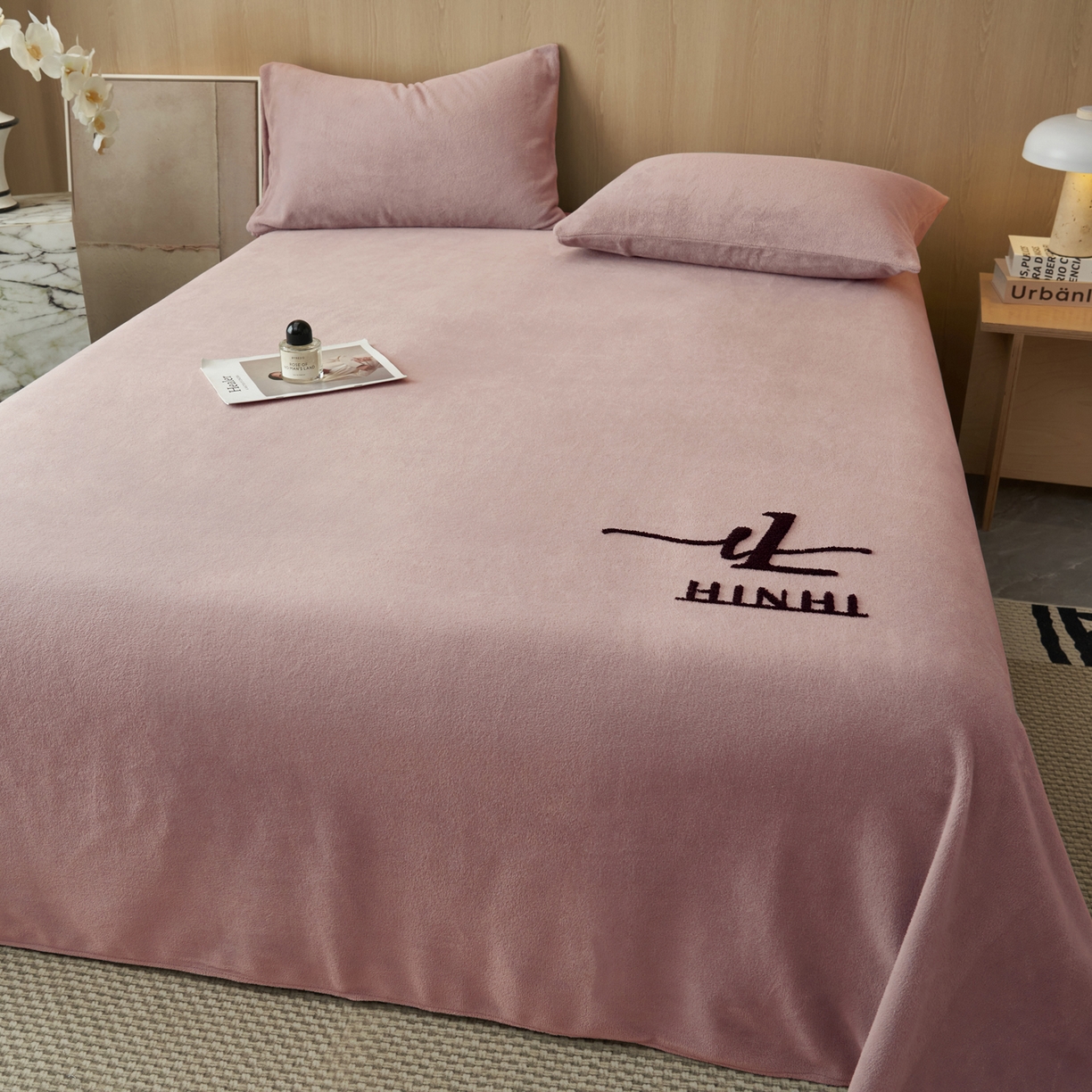 91家纺网 家纺一手货源 找家纺 早晨家纺 2025新款牛奶绒纯色毛巾绣暖绒床单 时尚-豆沙