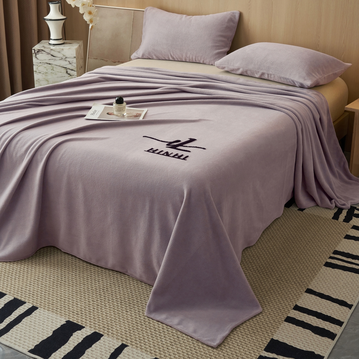 91家纺网 家纺一手货源 找家纺 早晨家纺 2025新款牛奶绒纯色毛巾绣暖绒床单 时尚-浅紫