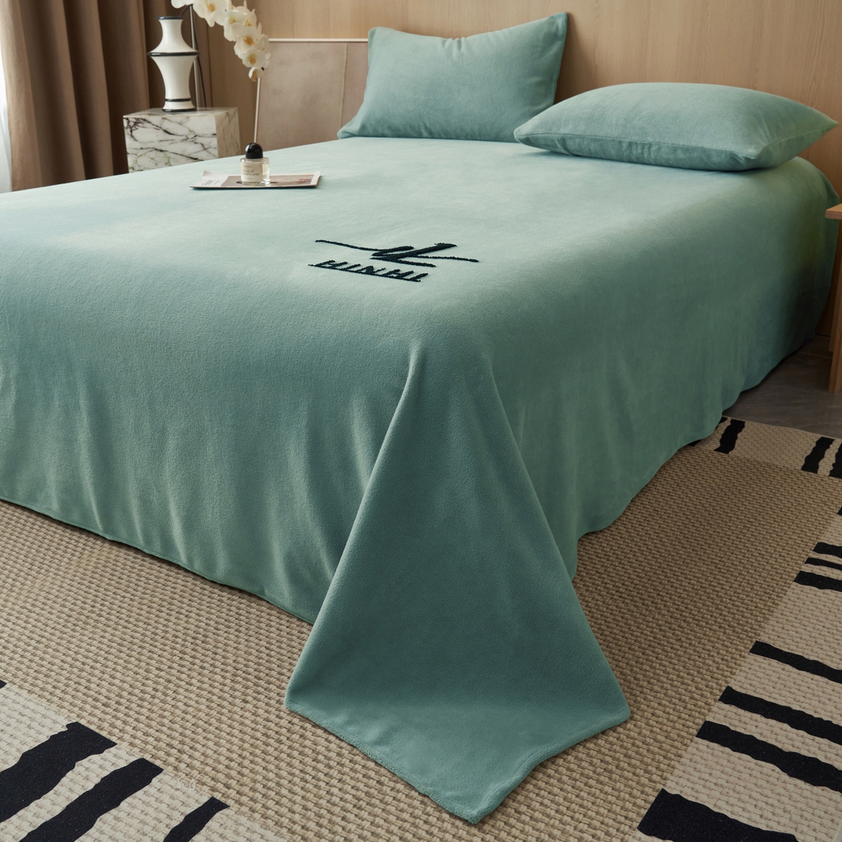 91家纺网 家纺一手货源 找家纺 早晨家纺 2025新款牛奶绒纯色毛巾绣暖绒床单 时尚-宾利蓝