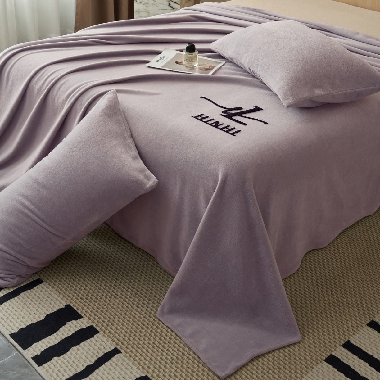 91家纺网 家纺一手货源 找家纺 早晨家纺 2025新款牛奶绒纯色毛巾绣暖绒床单 时尚-浅紫