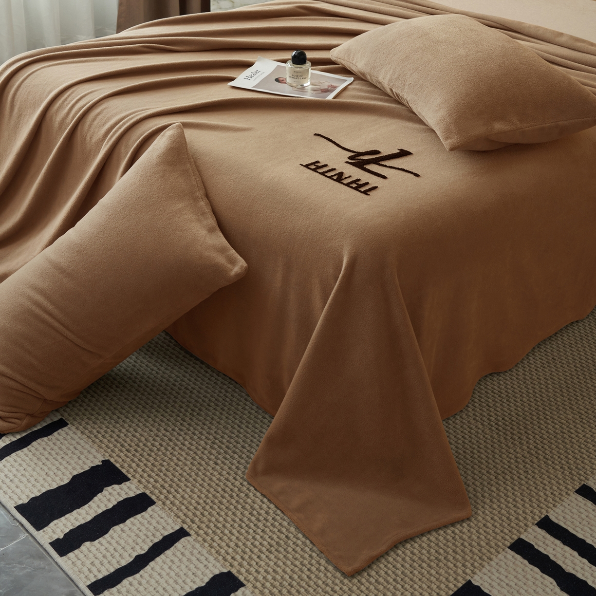 91家纺网 家纺一手货源 找家纺 早晨家纺 2025新款牛奶绒纯色毛巾绣暖绒床单 时尚-奶茶咖