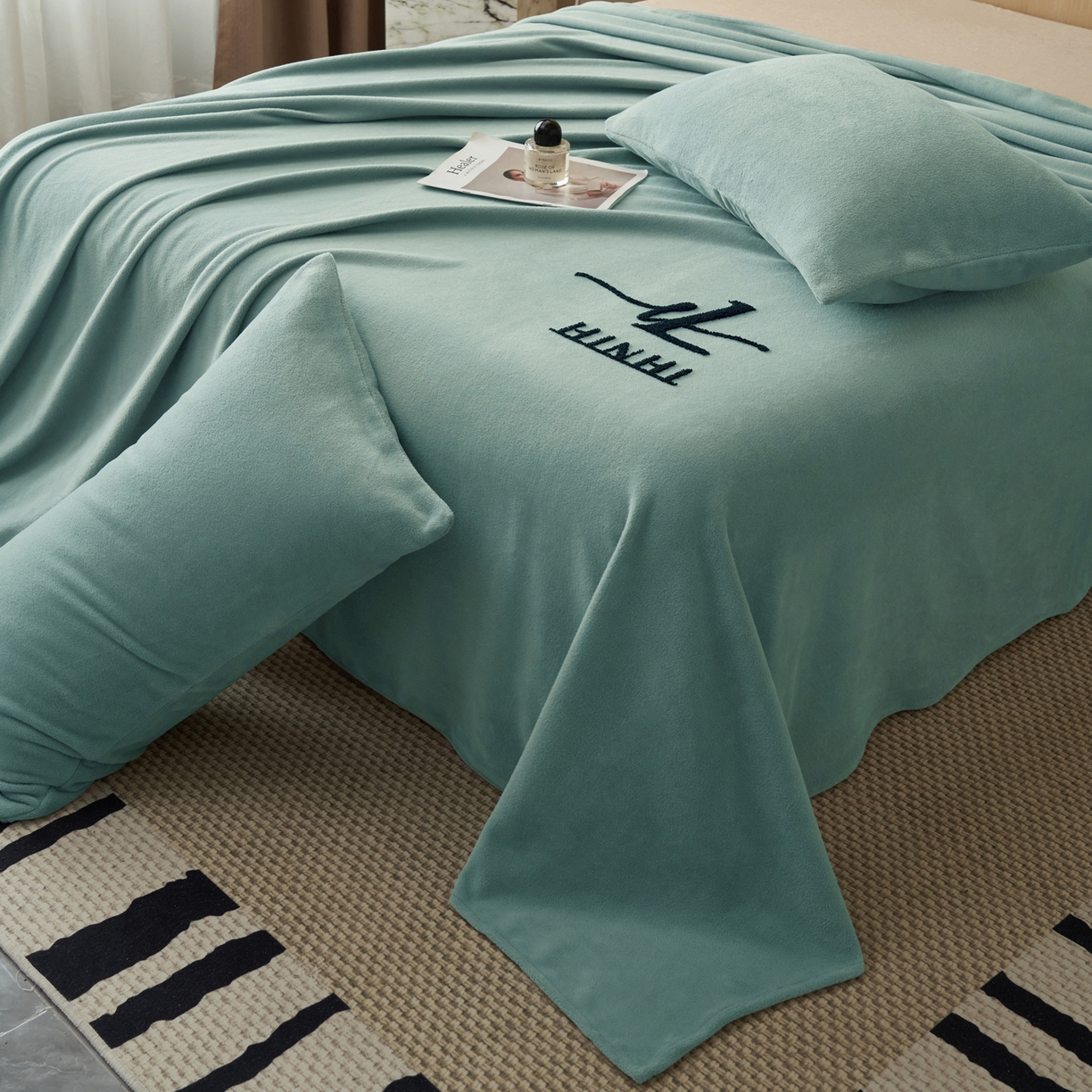 91家纺网 家纺一手货源 找家纺 早晨家纺 2025新款牛奶绒纯色毛巾绣暖绒床单 时尚-宾利蓝