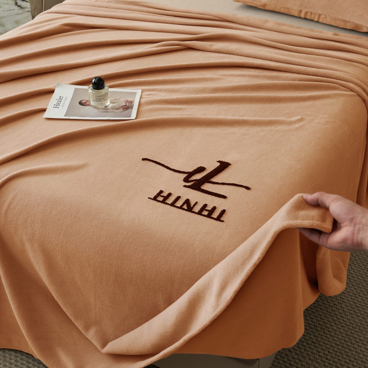 91家纺网 家纺一手货源 找家纺 早晨家纺 2025新款牛奶绒纯色毛巾绣暖绒床单 时尚-橘色