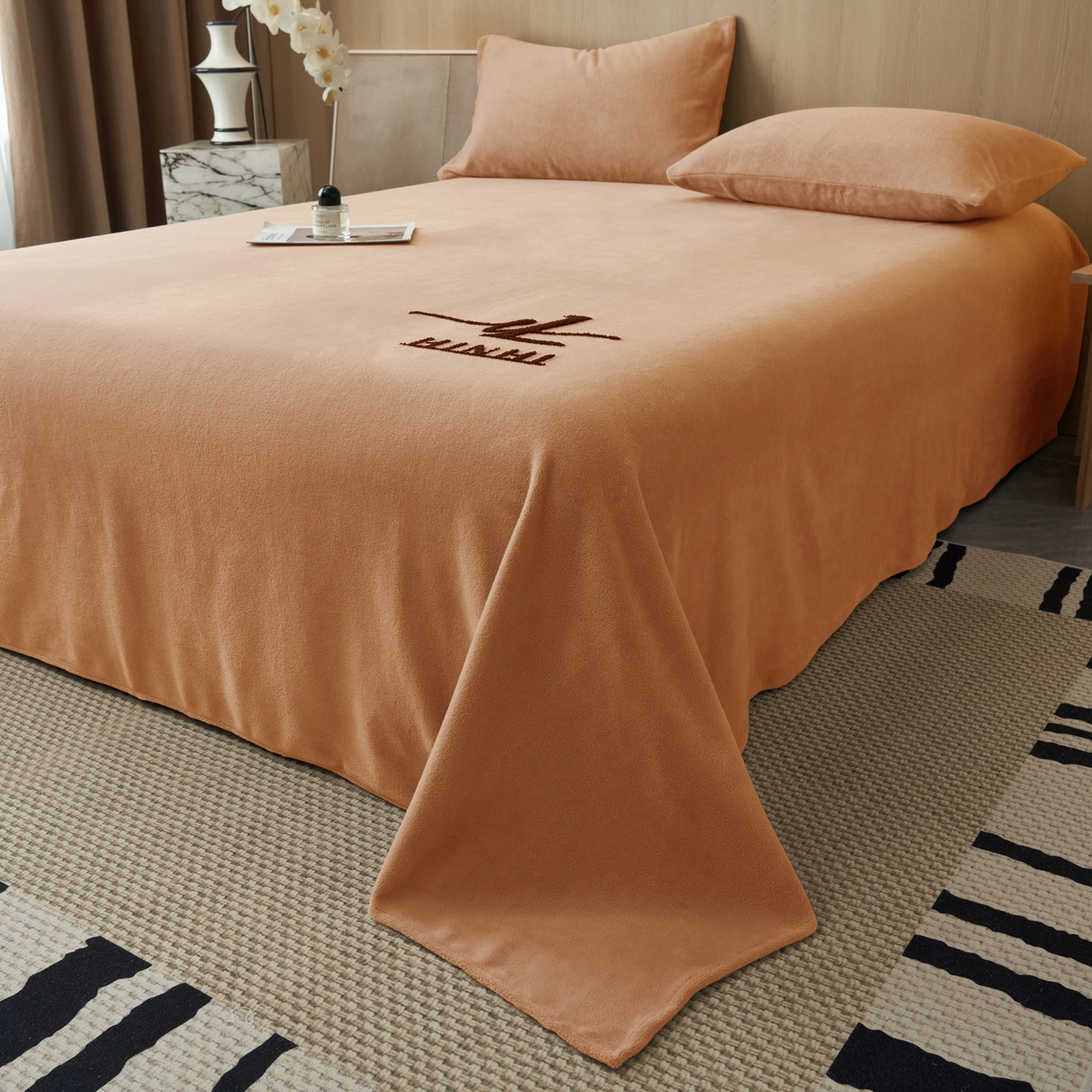 91家纺网 家纺一手货源 找家纺 早晨家纺 2025新款牛奶绒纯色毛巾绣暖绒床单 时尚-橘色